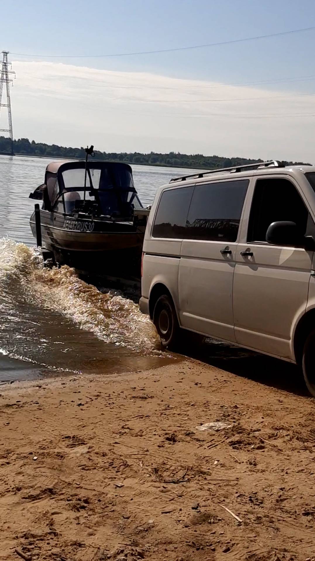 Спуск лодки на мелководье
#fishing