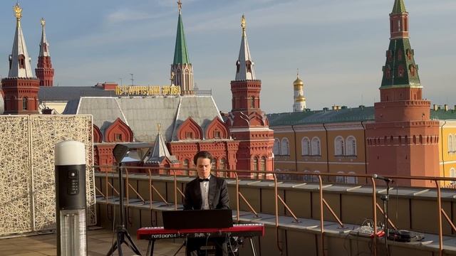 Играю своё сочинение на крыше Four Seasons Moscow