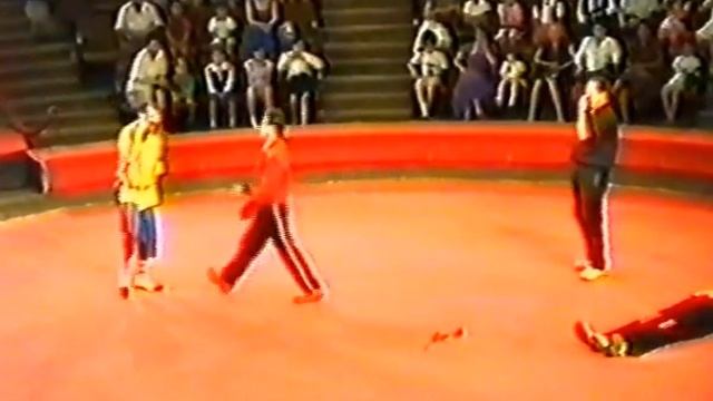 "Азия Клоун Шоу" реприза "Расстрел" 1990-е годы смотреть онлайн