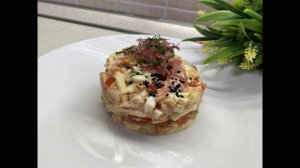 Салат с копченой курицей, помидорами и сыром