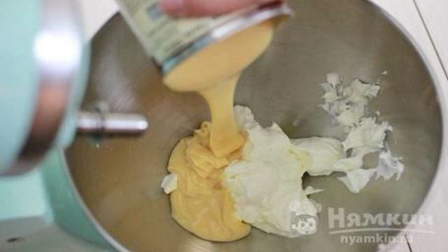 Сметанный крем со сгущенкой и крем-сыром