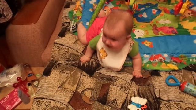 Лизе 5 месяцев, учится ползать смотреть онлайн