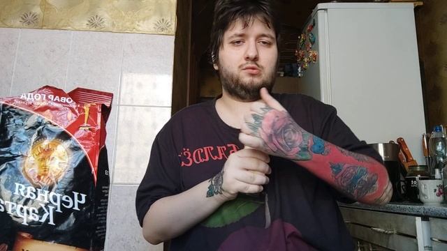 Мама заставила меня работать- я измельчаю кофе в ручной кофемолки смотреть онлайн