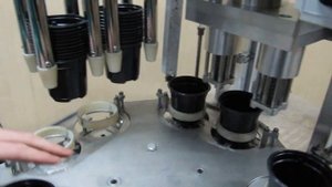 Пробивка отверстий в стаканчиках для рассады