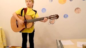 Прикол, прикольно играет в 7 лет на гитаре и поет