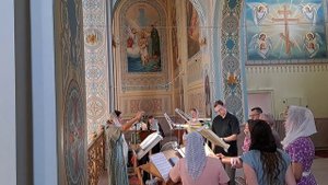На "Господи воззвах" стихиры воскресные: гл. 2-й, святых гл. 8-й, гл. 3-й, "Слава" гл. 6-й .