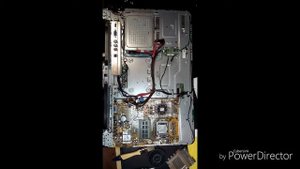 Разборка моноблока DELL INSPIRON ONE 2320 , ЧИСТКА ОТ ПЫЛИ ЗАМЕНА ТЕРМОПАСТЫ.