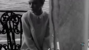 В белом платье с пояском...