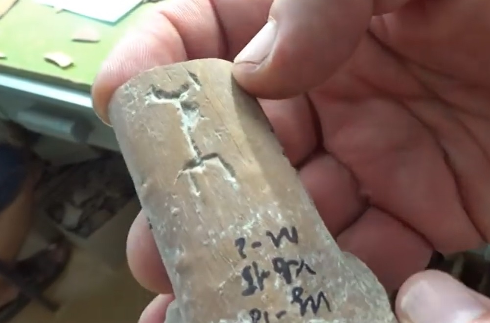 Тамга на кувшине из раскопа по улице Щорса, 18