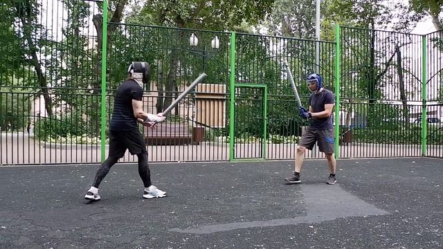 Урок фехтования катаной. Кендзюцу. Спарринг на длинных мечах на улице летом смотреть онлайн