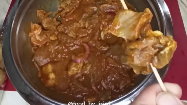 Шашлык в духовке на шпажках. Вкусное, аппетитное мясо, насаженное на деревянные палочки.