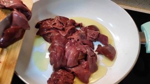 Куриная печень с шампиньонами под соусом.Оригинальный рецепт