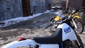 Обзор мотоцикла Suzuki DR250. Зимний запуск и тест.