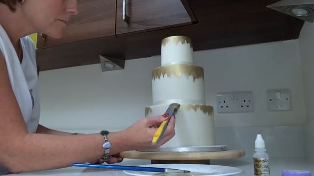 How to Paint/Create/Apply Antique Edible Gold Effect on the side of a Cake Step by Step Tutorial смотреть онлайн