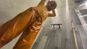 Ярик купается с одежде в душе -2