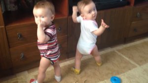 Двойняшки девочки разговаривают, twins TALKING