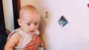 Видео про малыша 5 месяцев! Денис и магниты! Толин братик старается взять магнит!