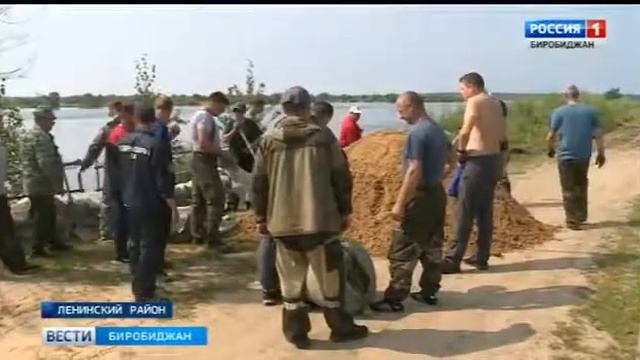 В сёлах Ленинское и Кукелево в ожидании паводка укрепляют дамбы