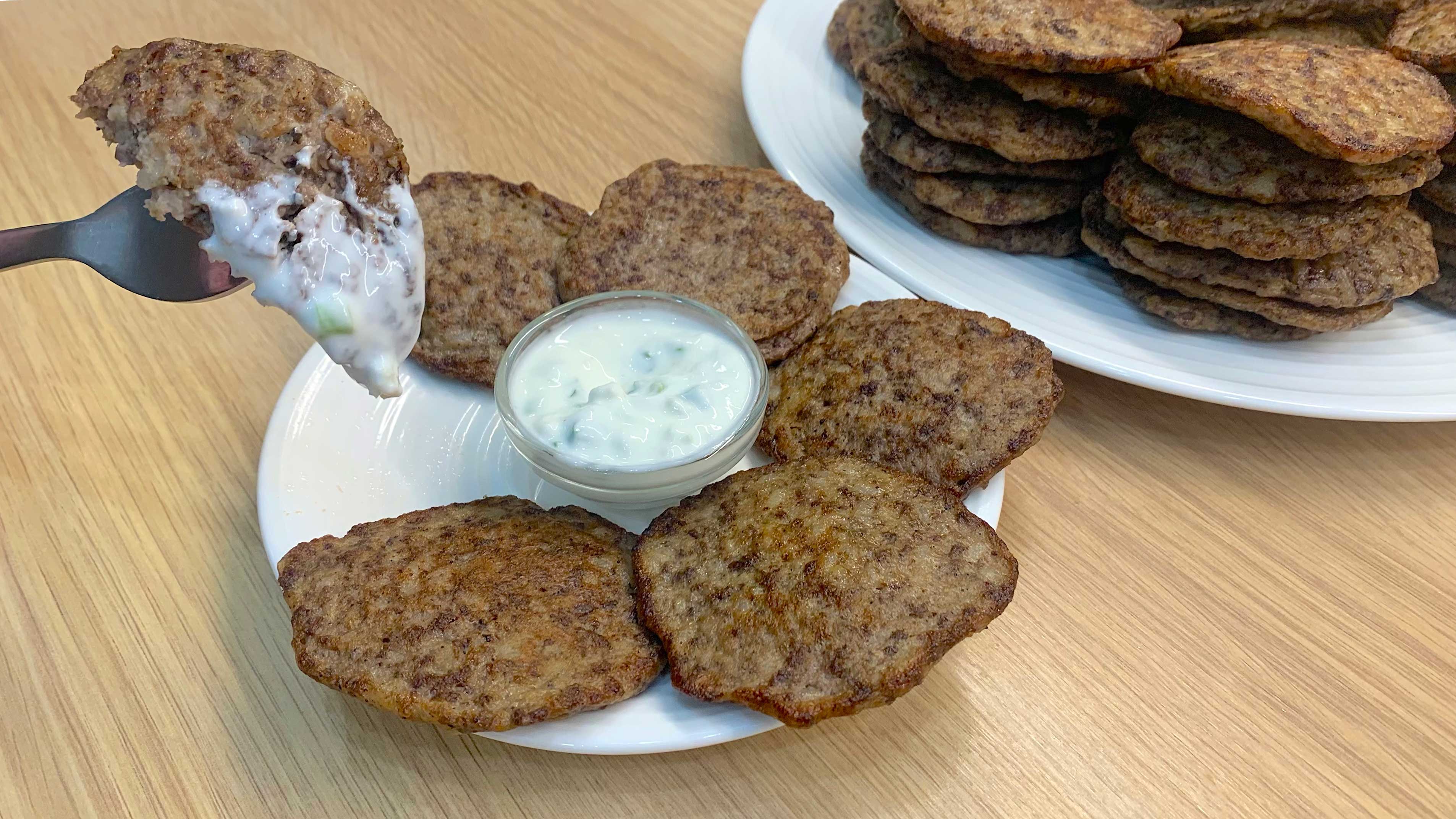 Оладьи из печени куриной пышные на сковороде. Печёночные котлеты "Варшавские". Гарнир к печеночным оладьям. Печеночные оладьи ПП. Оладьи из печени куриной пышные.