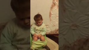 Малыш заснул на горшке))