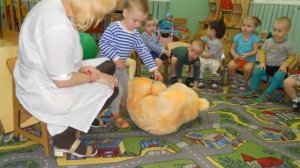 Уронили мишку на пол.