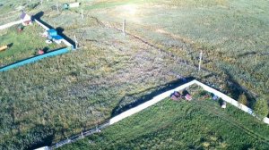 Поле, деревня, дорога с высоты, сентябрь 2021 г.