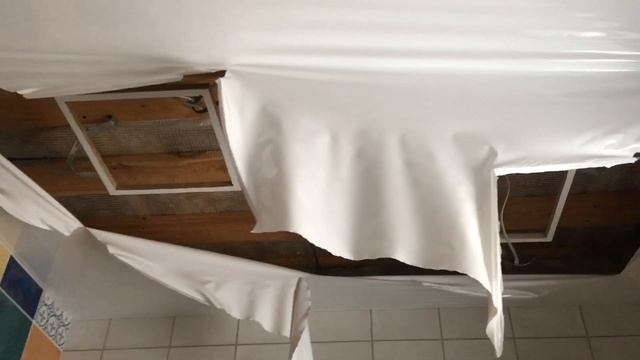 Этот натяжной потолок разорвало в клочья при попытке установки квадратных светильников. смотреть онлайн