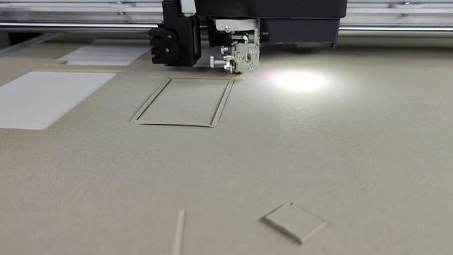 Планшетный режущий плоттер. Резка коробки из картона 2,5мм. смотреть онлайн