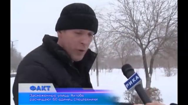 60 единиц спецтехники очищают улицы города от снега