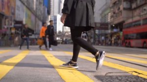 Девушка идет по городу