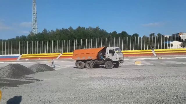 JCB 4cx работает на футбольном поле смотреть онлайн