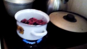 Вкусное варенье из ежевики или смородины малины и черешни