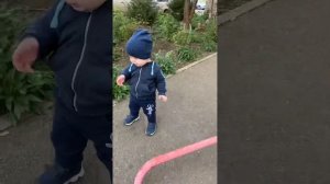 Малыш Саша весело топает #дети #песня #радость #малышсаша #детскиепесни