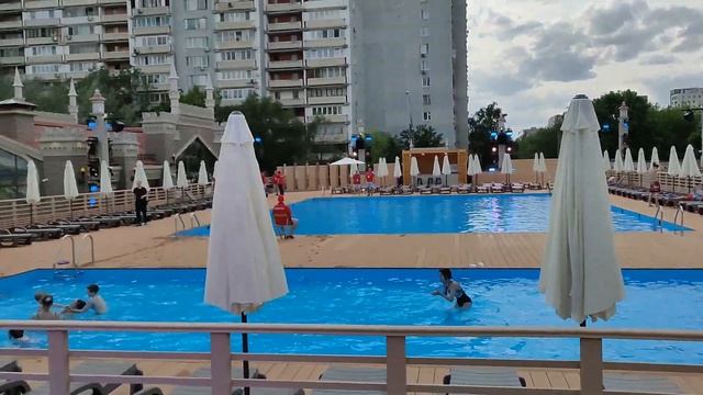 Москва. Южное Медведково. Открытый летний бассейн. смотреть онлайн