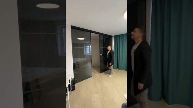 Стеклянная перегородка купе для гардеробной. Modello-design.ru