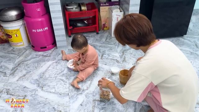 Monkey Kaka is curious about what dish Diem is making for her? смотреть онлайн