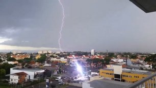 Удар молнии в центре города