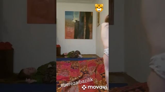 Мамочки, йога! День 2 - Стойка на голове - Триконасана - занимаемся дома с детьми смотреть онлайн