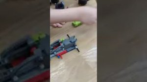 Лёша собирает конструктор Lego Technic 42072