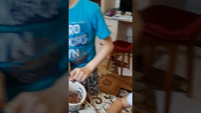 ДЕТИ САМОСТОЯТЕЛЬНО ТОЧАТ СВОИ ЦВЕТНЫЕ КАРАНДАШИ. ??