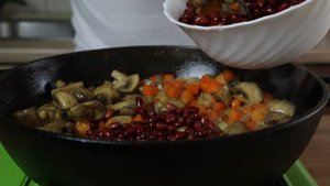 Мясо тушеное с овощами, фасолью и грибами #мясо #мясосовощами #тушеноемясо