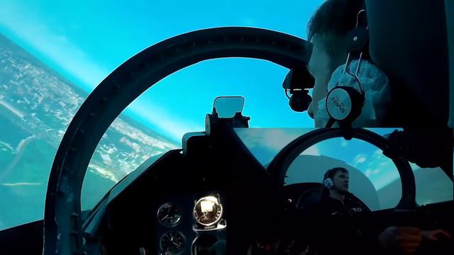 Полёт над Москвой: Симулятор самолёта Л-39 от SimDream в Авиапарке смотреть онлайн