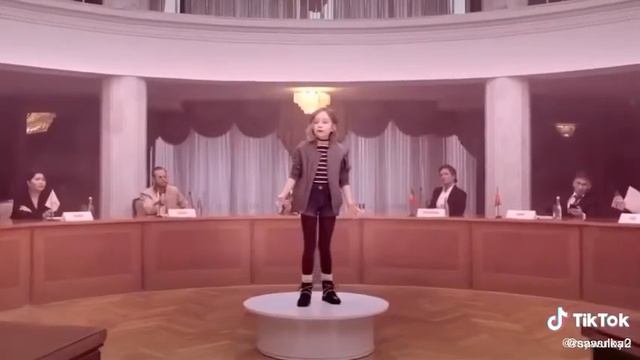 Девочка поёт песню лягушка