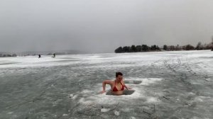 Голыми ногами в холод зимней воды