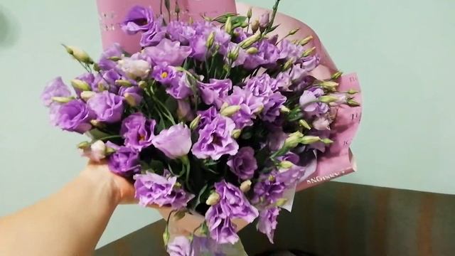 КУПИТЬ БУКЕТ С ЭУСТОМАМИ. БУКЕТ В КРАСИВОМ ОФОРМЛЕНИИ. КАКИЕ ЛЕТНИЕ ЦВЕТЫ. СЕЗОН ЛЕТНИХ ЦВЕТОВ.