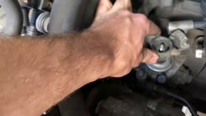 Устраняяем люфт на кулисе выбора передач гольф 5 2.0 TDI . Необычный случай