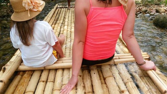 на плоту  в Тайланде, бамбуковый плот