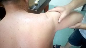 Массаж при болях в плече и шее у водителя со стажем.