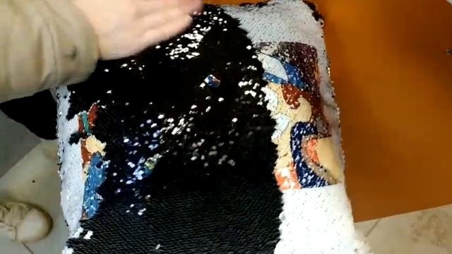 Черная подушка с пайетками Хамелеон смотреть онлайн