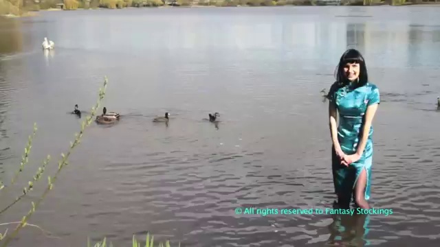 Девушка кормит птиц смотреть онлайн